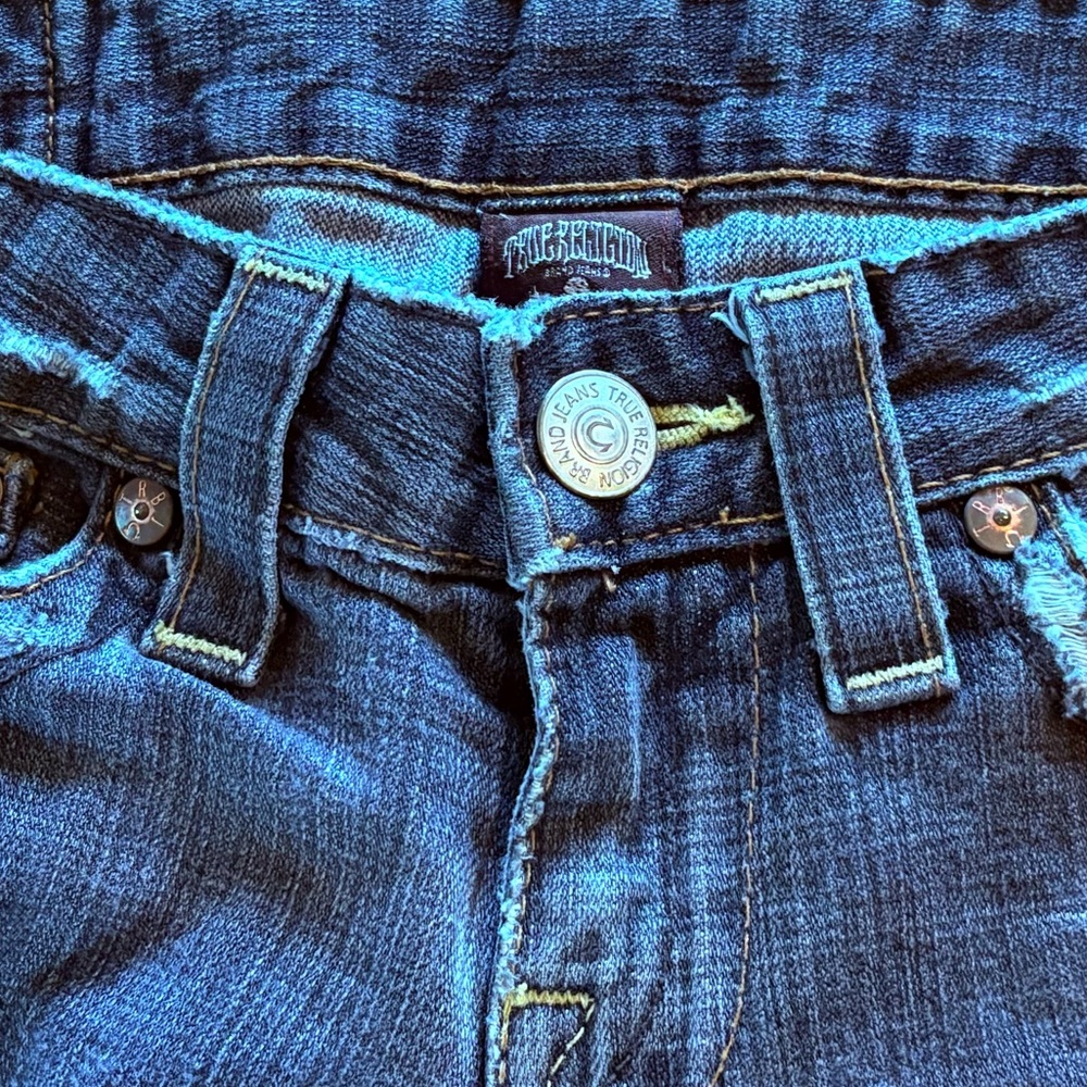 True Religion Distressed Blue Jeans Wide Flare Leg. Size 27 (IS size 4). - Picture 5 of 9